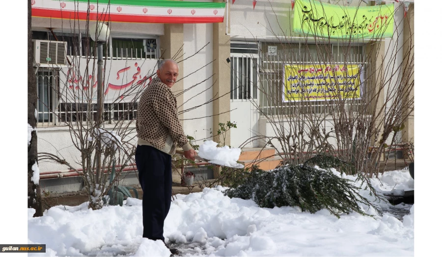 همکاری و همیاری  ریاست و کارکنان آموزشکده لاهیجان در برف روبی محوطه آموزشکده -26بهمن 98
 3
