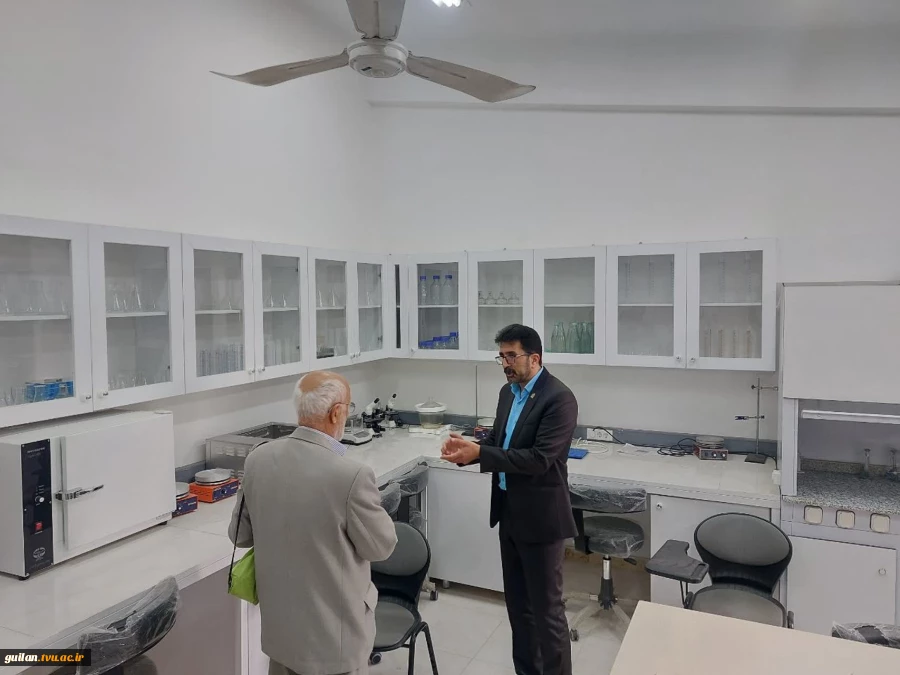 حضور خیّر خوشنام لاهیجانی ، آقای  دکتر حسین پورخصالیان درآموزشکده ملی مهارت شهید رجایی لاهیجان
 2