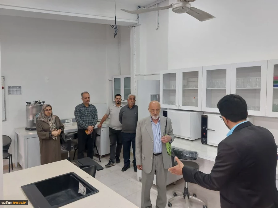 حضور خیّر خوشنام لاهیجانی ، آقای  دکتر حسین پورخصالیان درآموزشکده ملی مهارت شهید رجایی لاهیجان
 2