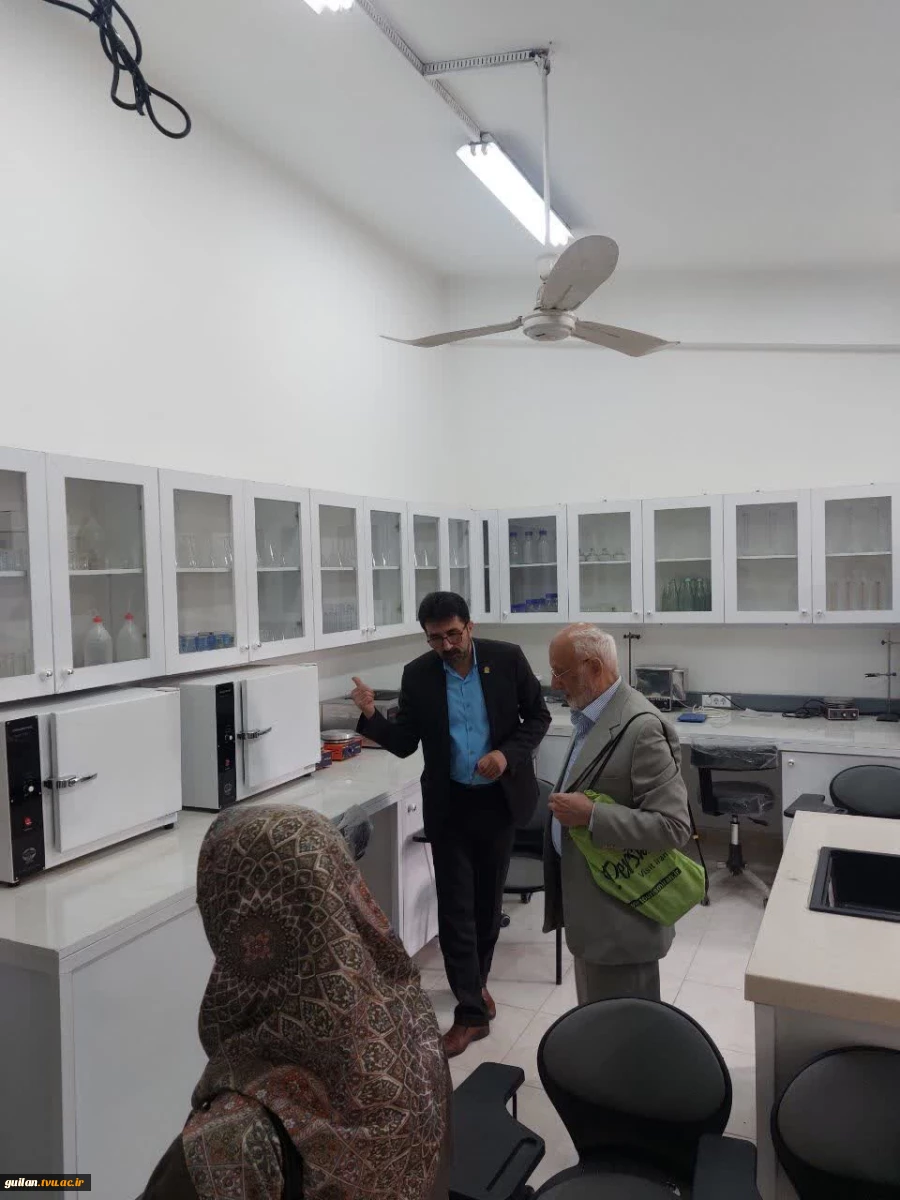 حضور خیّر خوشنام لاهیجانی ، آقای  دکتر حسین پورخصالیان درآموزشکده ملی مهارت شهید رجایی لاهیجان
 2