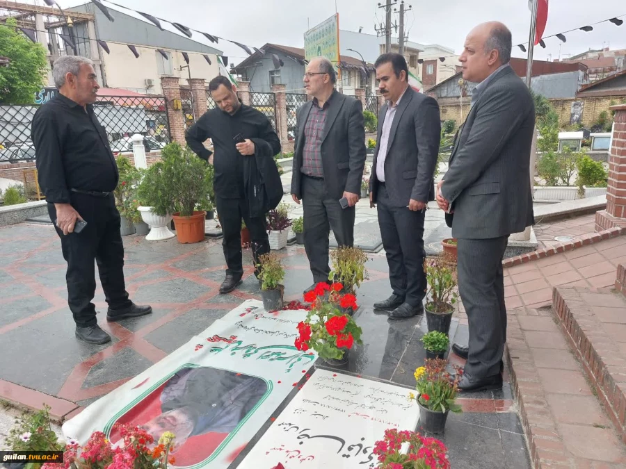 دیدار رئیس دانشگاه ملی مهارت استان گیلان از خانواده شهید جنگ رمضان رضا قبادی به مناسبت دهه کرامت و هفته آموزش  5