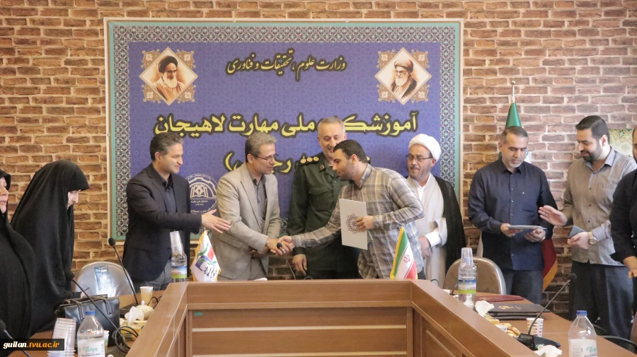 برگزاری آیین تودیع و معارفه مسئول بسیج دانشجویی شرق گیلان و تجلیل از جهادگران قرارگاه جهادی شهید حسن عشوری در آموزشکده ملی مهارت شهید رجایی لاهیجان 7